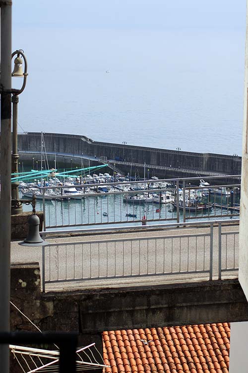 Vista del puerto de Lastres en Asturias