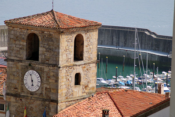 Torre del reloj en Lastres en Asturias