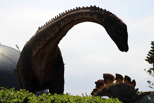 Réplicas de dinosaurios en el parque exterior del Museo del Jurásico de Asturias