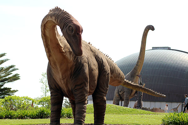 Réplicas de dinosaurios en el parque exterior del Museo del Jurásico de Asturias