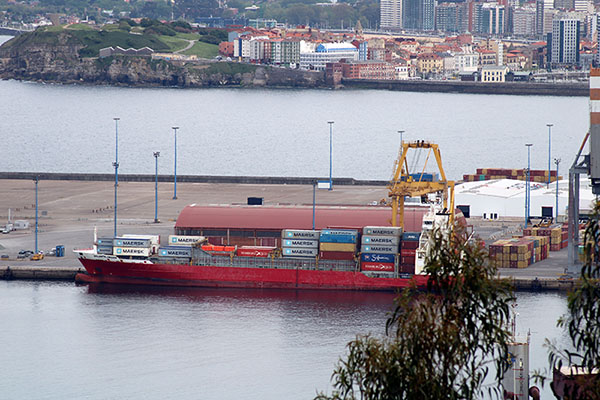 Descargando contenedores en el puerto del musel