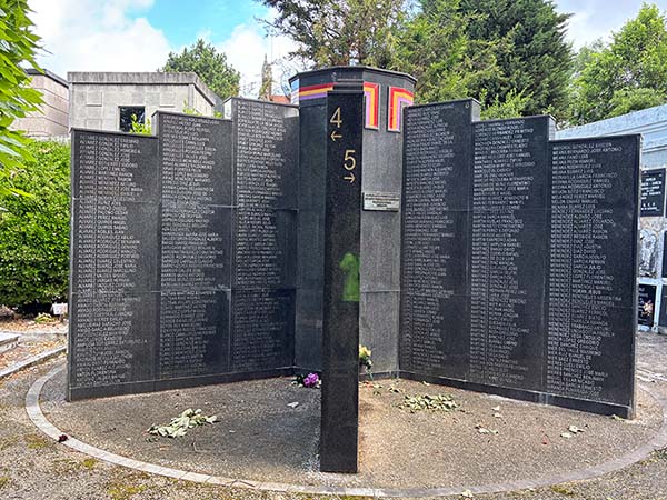 Monumento fusilados por la represión franquista en el cementerio de El Suco en Gijón
