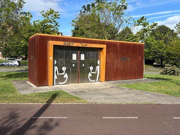 Urinarios públicos en el parque de Los Pericones en Gijón