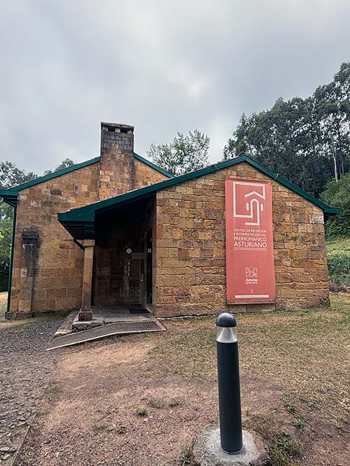 Centro de Interpretación del Prerrománico Asturiano en el monte Naranco en Asturias