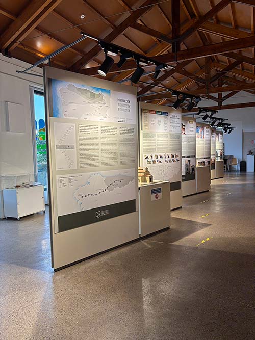 Interior del Centro de Interpretación del Prerrománico Asturiano en el monte Naranco en Asturias