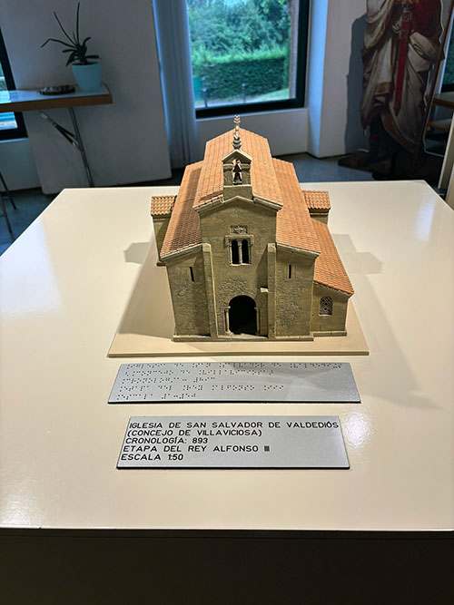 Muestra a escala del prerrománico asturiano