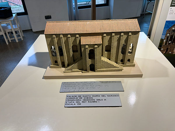 Muestra a escala del prerrománico asturiano