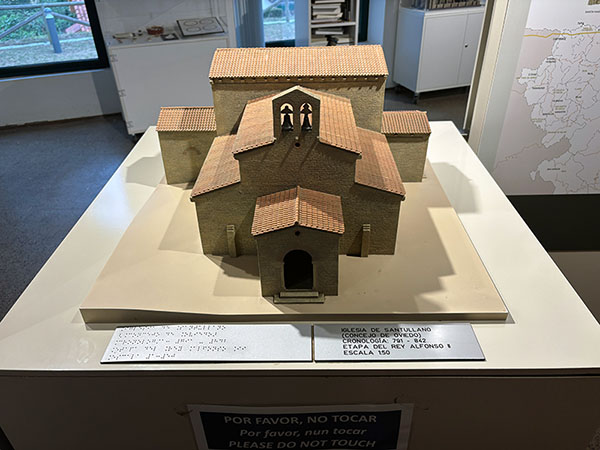 Muestra a escala del prerrománico asturiano
