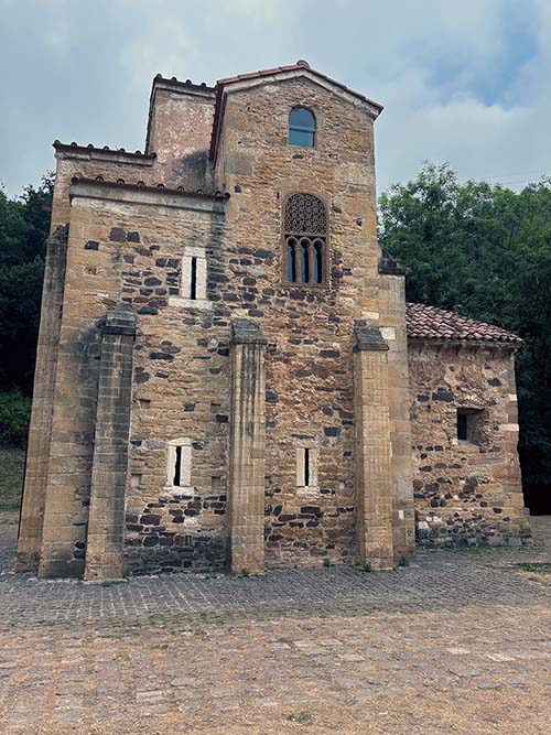 Iglesia de San Miguel de Lillo en Oviedo, muestra del Prerrománico asturiano