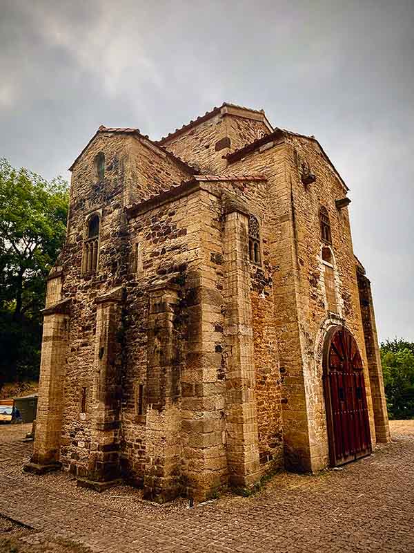 Iglesia de San Miguel de Lillo en el monte Naranco en Oviedo