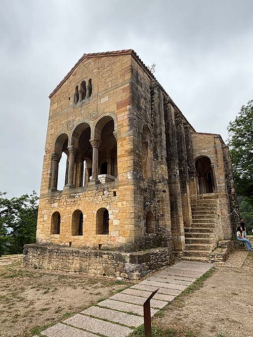 Iglesia de Santa María del Naranco en Oviedo, muestra del Prerrománico asturiano