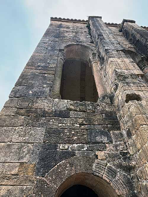 Iglesia de Santa María del Naranco en Oviedo, muestra del Prerrománico asturiano
