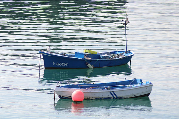 Lanchas o botes en un puerto asturiano