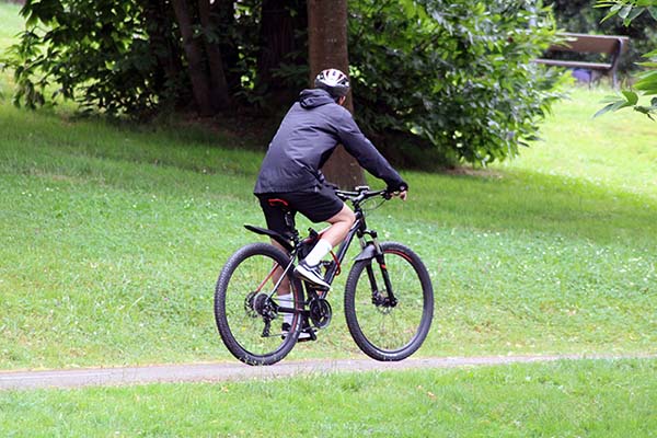 En bici por el parque de los Pericones en Gijón