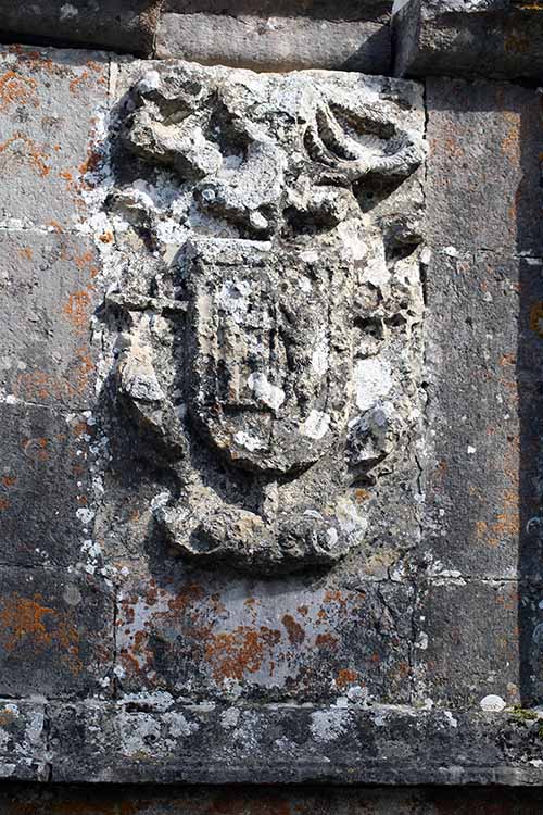 Escudo asturiano totalmente deteriorado