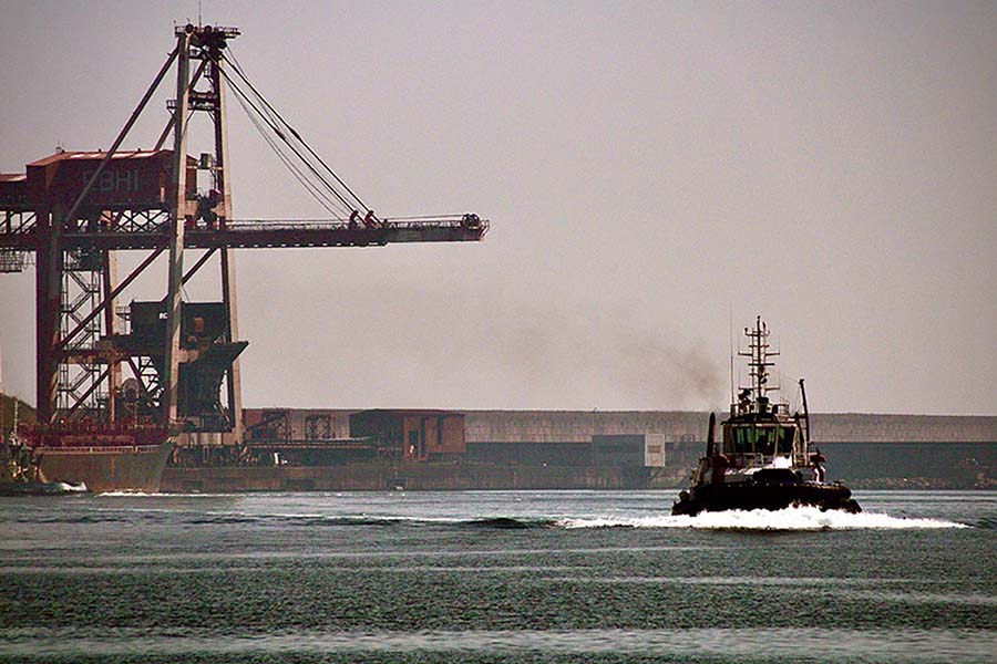 Remolcador en el puerto del Musel en Gijón