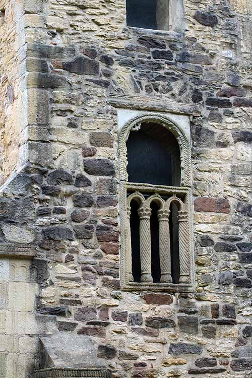Iglesia de San Miguel de Lillo en Oviedo, muestra del Prerrománico asturiano