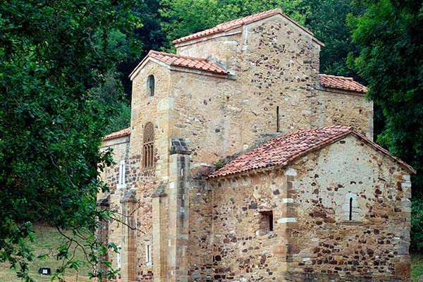 Iglesia de San Miguel de Lillo en Oviedo, muestra del Prerrománico asturiano