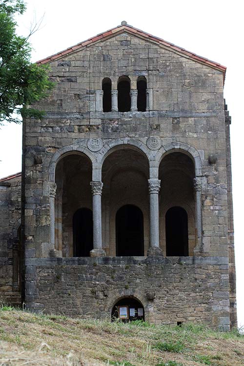 Iglesia de Santa María del Naranco en Oviedo, muestra del Prerrománico asturiano
