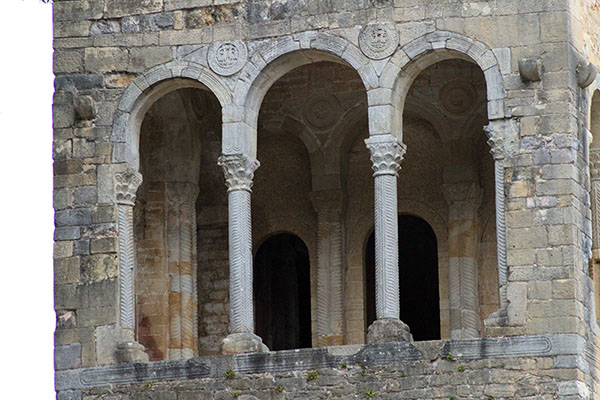 Iglesia de Santa María del Naranco en Oviedo, muestra del Prerrománico asturiano