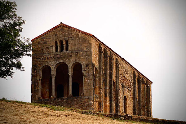 Iglesia de Santa María del Naranco en Oviedo, muestra del Prerrománico asturiano