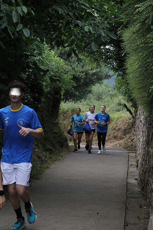 Deportistas subiendo al monte Naranco en Oviedo