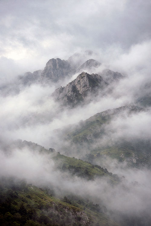 Montañas de Coalla en Asturias envueltas por la niebla
