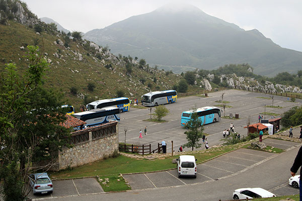 Aparcamientos en los lagos de Covadonga en Asturias