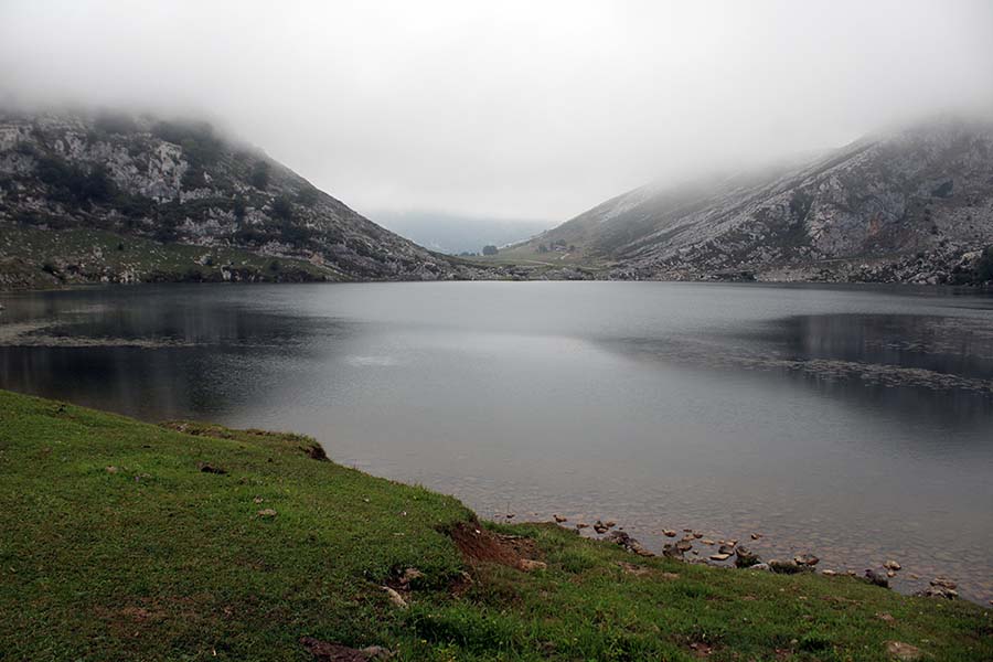 Lagos de Covadonga en un día de verano y con niebla