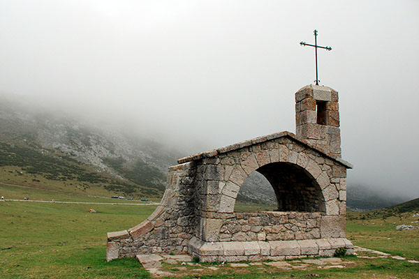 Ermita del Buen Pastor en la Vega de Enol en los lagos de Covadonga en Asturias