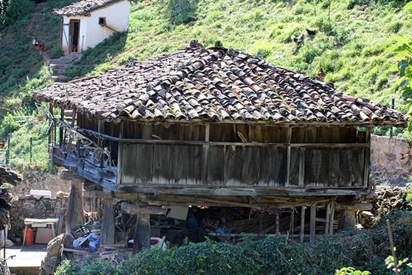 Hórreo en una aldea asturiana