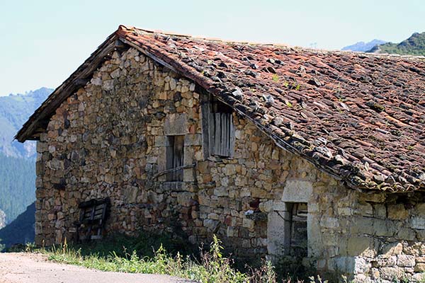 Cuadra y pajar en un pueblo asturiano de montaña