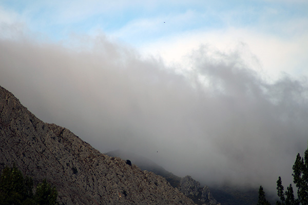 La niebla se desliza montaña abajo en Asturias