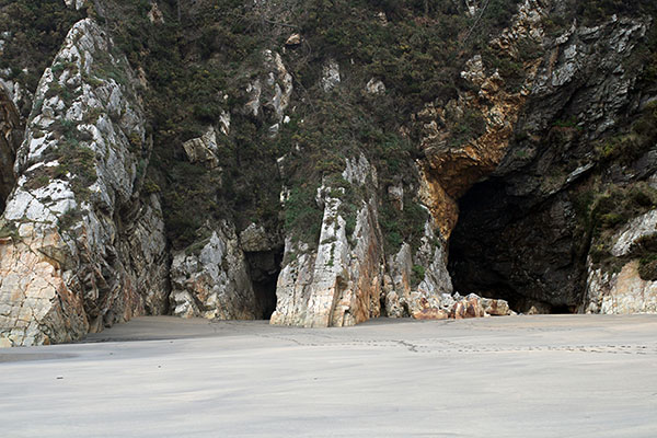 Cuevas en el acantilado en Barayo en Asturias