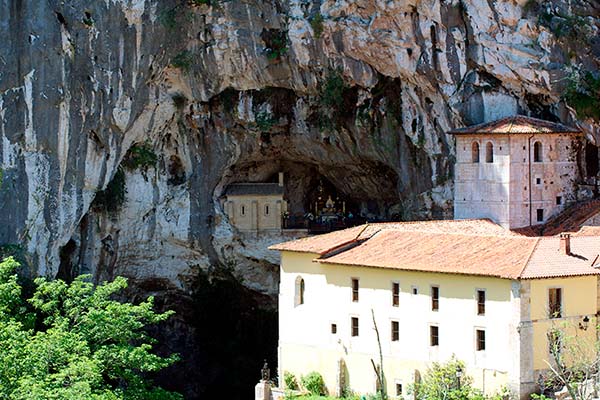 Vista de la Cueva de la Virgen de Covadonga en Asturias