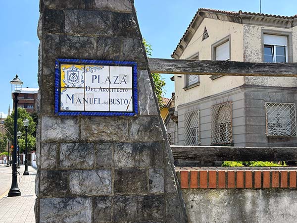 Plaza del arquitecto Manuel del Busto en Gijón