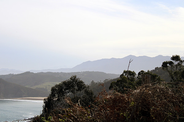 Paisaje asturiano, costa y montaña