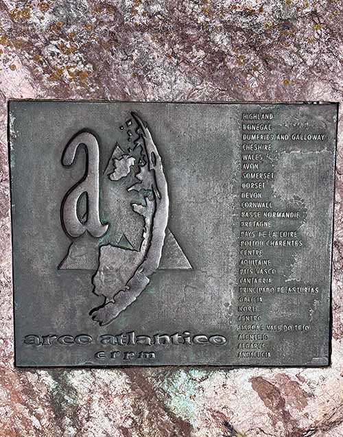 Placa ilustrativa del arco Atlántico en el cerro de Santa Catalina en Gijón
