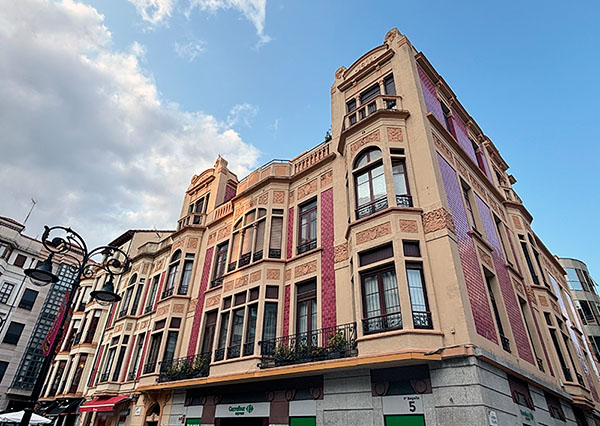 Edificio Paseo Begoña 5 en Gijón, obra del arquitecto Manuel del Busto
