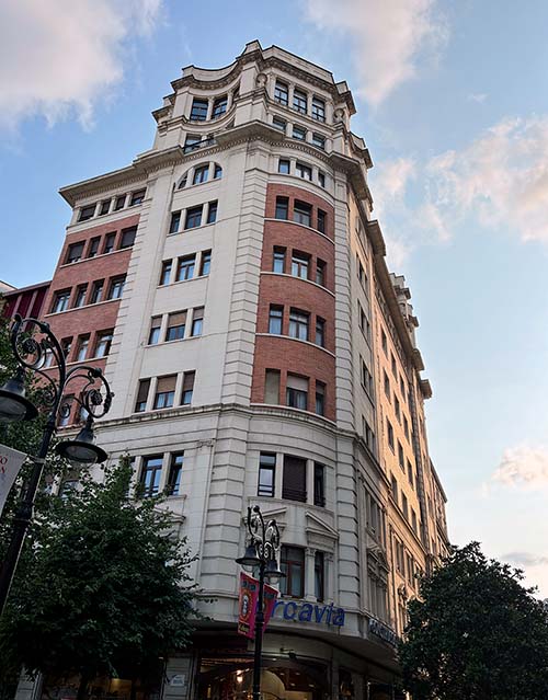 Edificio Fercavia en Gijón, obra del arquitecto Manuel del Busto