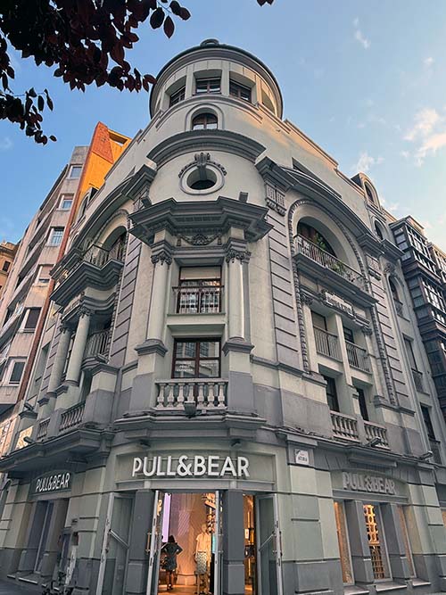 Edificio Cine Robledo en Gijón, obra del arquitecto Manuel del Busto