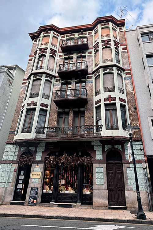 Edificio Moros 15 en Gijón, obra del arquitecto Manuel del Busto