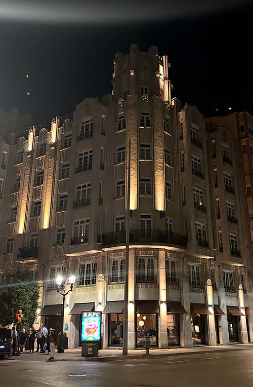 Edificio del Hotel Moderne en Gijón, uno de los mejore ejemplos del "art decó" de Manuel del Busto