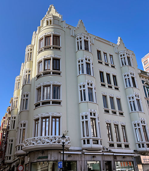 Edificio Instituto 7 con Jovellanos, en Gijón, obra del arquitecto Manuel del Busto