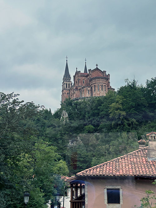 Vista de la Basílica de Covadonga en Asturias