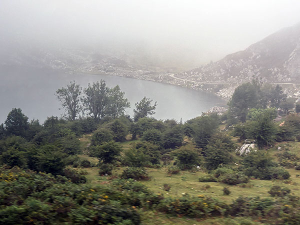 Vista del lago Enol en Asturias