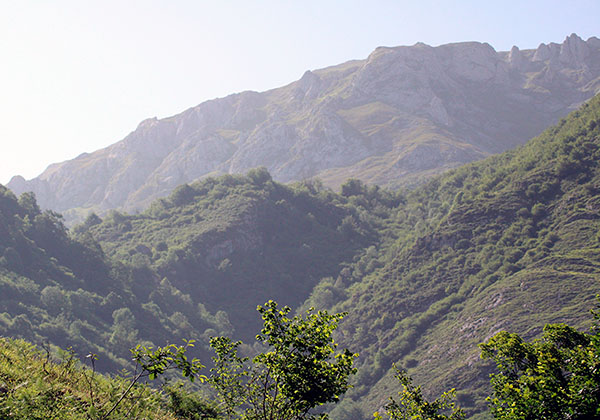 Valles entre montañas en la cordillera Cantábrica en Asturias