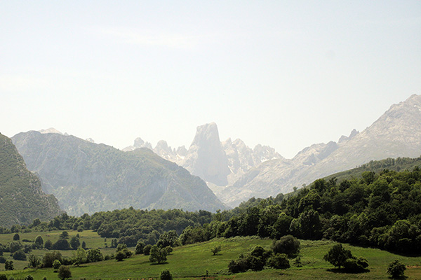 Valle asturiano entre montañas en los Picos de Europa