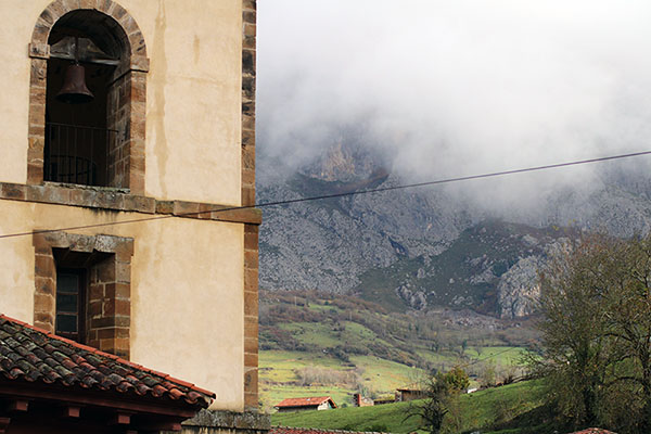 Niebla en el paisaje asturiano