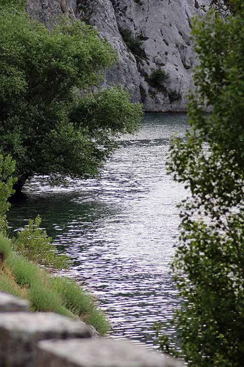 Cauce medio de un río asturiano